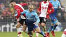 Gelandang Arsenal, Jack Wilshere, berebut bola dengan Gelandang Southampton, Dusan Tadic, pada laga Premier League di Stadion St Mary's, Minggu (10/12/2017). Arsenal bermain imbang 1-1 dengan Southampton. (AP/Adam Davy)