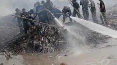 Personel TNI bersama pemadam kebakaran dan masyarakat membersihkan sampah Sungai Ciliwung, Kampung Melayu, Jakarta, Selasa (2/12/2014). (Liputan6.com/Faizal Fanani)
