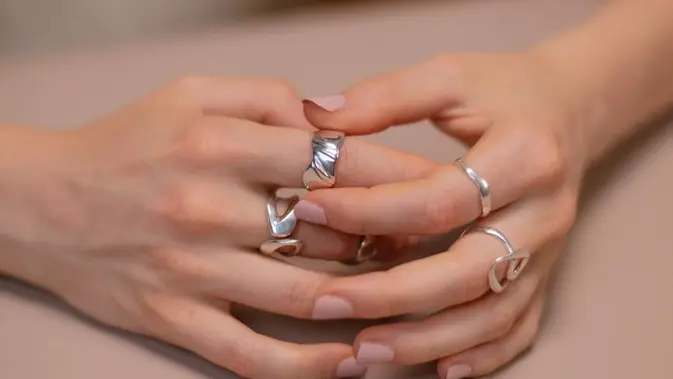 Cincin Ini Bikin Jari Pendek Terlihat Lebih Jenjang