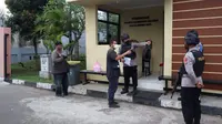 Polres Tangerang memperketat pengawasan orang yang masuk ke kantor polisi usai bom bunuh diri di Polsek Astana Anyar Bandung. (Liputan6.com/Pramita Tristiawati)