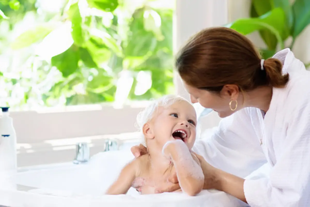 Ilustrasi Cara merawat kulit bayi dari mandi hingga menggunakan pelembap agar kulit tidak kering