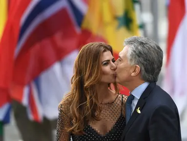 Presiden Argentinia Mauricio Macri mencium istrinya Juliana Awada saat mereka tiba menghadiri KTT G20 di aula Elbphilharmonie di Hamburg, Jerman, (7/7). Sejumlah pemimpin negara berkumpul dalam KTT G20 pada 7-8 Juli 2017. (AFP Photo/Patrick Stollarz)