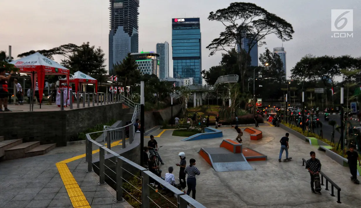 Warga beraktivitas di Taman Spot Budaya, Dukuh Atas, Jakarta, Selasa (20/08/2019). Taman Spot Budaya Dukuh Atas ini merupakan salah satu program Pemprov DKI menyediakan ruang terbuka hijau ketiga untuk memberikan ruang interaksi kepada masyarakat. (Liputan6.com/Johan Tallo)