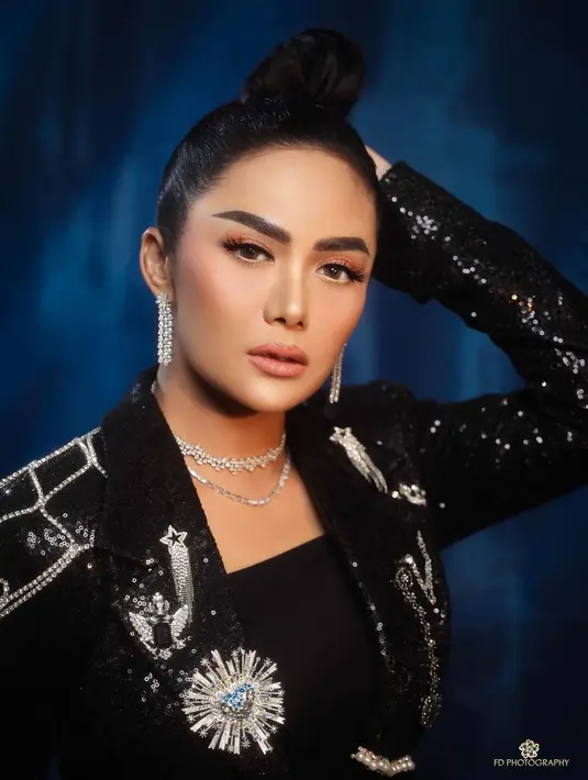 Disempurnakan pulasan makeup glam hasil tangan dingin MUA @dhirmanputra, yang membuat ibu 4 anak ini semakin cantik. [Foto: IG/fdphotography90].