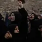 Wanita meneriakkan slogan-slogan saat protes di luar konsulat Swedia di Istanbul, Turki, Minggu (22/1/2023). Sekitar dua ratus warga di Istanbul turut berunjuk rasa di depan konsulat pemerintahan Swedia. (AP/Khalil Hamra)