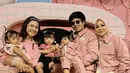 <p>Felicya Angelista tampil mengenakan atasan crop top pink dipadukan celana hitamnya. Ia membawa kedua anaknya yang juga mengenakan baju pink. [@felicyangelista_]</p>