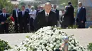 Ekspresi Presiden Rusia Vladimir Putin saat mengunjungi makam mendiang Presiden Uzbekistan Islam Karimov di kota bersejarah Samarkand, Selasa (6/9). Karimov meninggal di usia 78 tahun pada Jumat (2/9). (Sputnik/Kremlin/Alexei Druzhinin/ REUTERS)