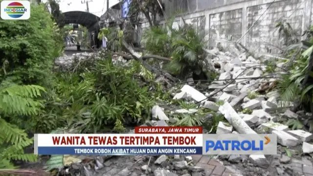 Seorang wanita di Benowo, Surabaya, tewas tertimpa tembok rumah usaha burung walet saat melintas menggunakan sepeda motor.