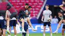 Pelatih Arsenal, Mikel Arteta, menggendong Mikel Merino saat sesi latihan jelang hadapi PSG di final Liga Champions di Puskas Arena, Budapest, Hungaria, Jumat (29/5/2026). (AP Photo/Andreea Alexandru)