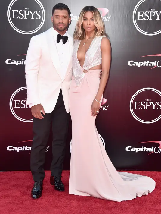 Kebahagiaan juga diungkapkan Ciara lewat unggahan foto di akun instagramnya. Ciara menuliskan bahwa dirinya mendapatkan banyak cinta dari teman-teman dan keluarga. Dia juga merasakan kesenangan luar biasa. (AFP/Bintang.com)