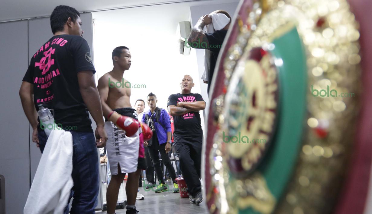 Daud Yordan mendengarkan Instruksi pelatihnya Craig Christian diruang ganti sebelum bertanding melawan Yoshitaka Kato di Balai Sarbini, Jakarta, Jumat (5/2/2016). (Bola.com/Nicklas Hanoatubun)