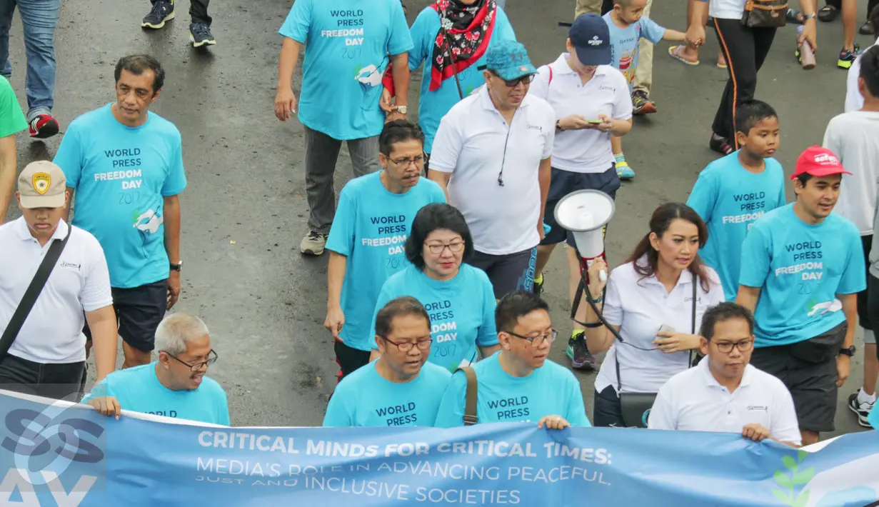 Menteri Komunikasi dan Informatika Rudiantara bersama Dewan Pers jalan santai sambil mempromosikan peringatan Hari Kebebasan Pers Dunia (World Press Freedom Day/WPFD) di Jakarta, Minggu (23/4). (Liputan6.com/Faizal Fanani)
