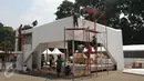 Pekerja sedang menyelesaikan pembuatan both di Istora Senayan, Jakarta, Jumat (7/8/2015). Jelang perhelatan Kejuaraan Bulutangkis Dunia 2015, sejumlah persiapan terus dilakukan pihak panitia pelaksana di Istora Senayan. (Liputan6.com/Helmi Fithriansyah)