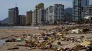 Puing-puing berserakan di pantai setelah Badai Otis menerjang Acapulco, Meksiko, Kamis, 26 Oktober 2023. (AP Photo/Marco Ugarte)