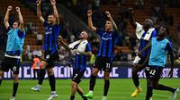 (Dari kiri) Bek Inter Milan Matteo Darmian, Edin Dzeko, Marcelo Brozovic, Joaquin Correa, Romelu Lukaku, dan Lucien Agoume memberikan penghormatan kepada fans usai laga melawan Spezia di&nbsp;Stadion Giuseppe-Meazza, Milan, Minggu (21/8/2022) dini hari WIB. Inter Milan menang 3-0. (MIGUEL MEDINA / AFP)