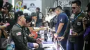 Suasana di Vape Fair 2016 di Ecovention Hall Ancol, Jakarta, Minggu (27/11). Brand vape nasional dan internasional menawarkan produk terbaiknya di pameran ini. (Liputan6.com/Faizal Fanani)