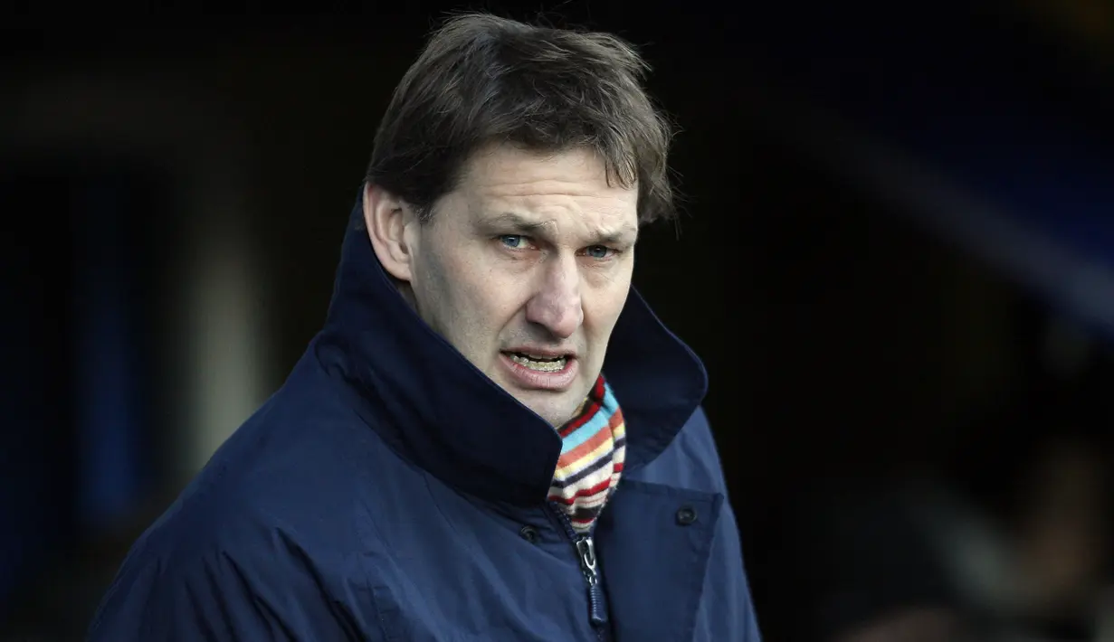 Mulai dipenjara pada 19 Desember 1990, Tony Adams dibebaskan pada 15 Februari 1991 usai menjalani setengah dari total masa hukumannya selama 4 bulan. (AFP/Ian Kington)