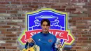 Saat ini ia tengah tergabung dalam tim sepak bola Suwon FC dengan nomor punggung 20. (FOTO: instagram.com/c.yuum_/)