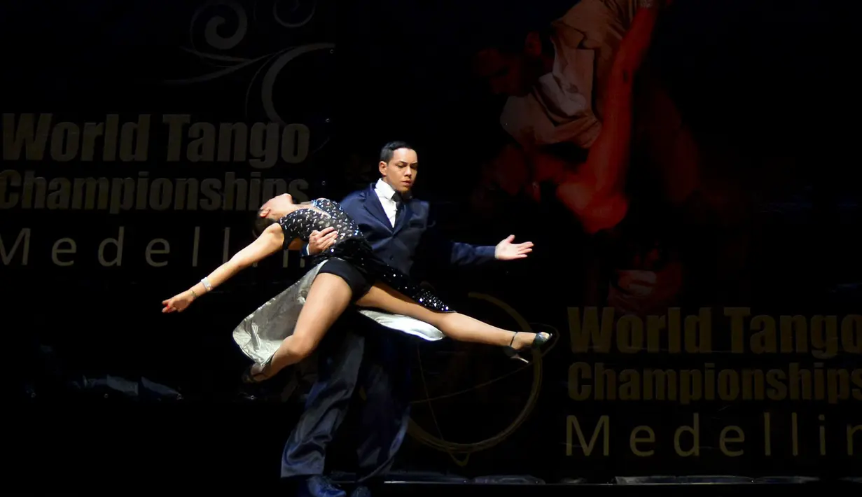 Penampilan pasangan penari, Fernanda Cardona dan Diego Lopez saat bersaing menunjukkan kebolehannya pada Kejuaraan Dunia Tari Tango di Medellin, Kolombia, 18 Juni 2016. (Raul Arboleda/AFP)