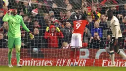 Pemain Nottingham Forest Keinan Davis bereaksi setelah kehilangan peluang mencetak gol ke gawang Liverpool pada pertandingan sepak bola perempat final Piala FA di City Ground, Nottingham, Inggris, Minggu (20/3/2022). Liverpool menang 1-0. (AP Photo/Jon Super)