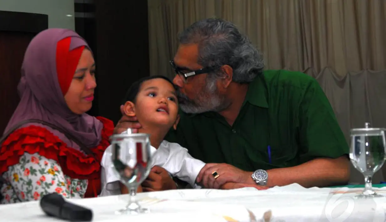 Penyerahan Iqbal ke keluarganya dilakukan langsung oleh Komnas PA Arist Merdeka Sirait di RSUD Koja, Senin (12/5/14). (Liputan6.com/Miftahul Hayat)