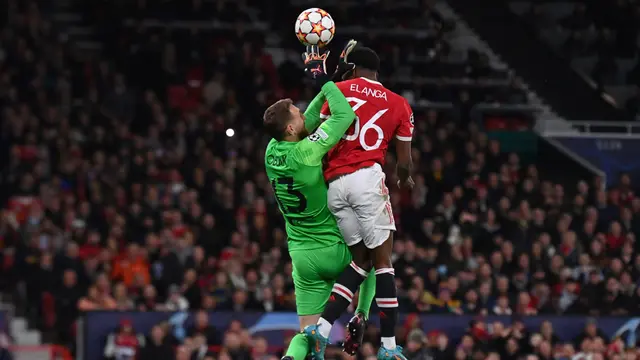 Foto: Ragam Aksi Duel Udara saat MU Tumbang di Kandang Sendiri oleh Atletico Madrid