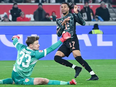 Bayern Muenchen semakin memperkukuh posisinya di puncak klasemen Liga Jerman setelah meraih kemenangan 3-1 atas VfB Stuttgart dalam laga pekan ke-24 di Stadion Mercedes-Benz Arena, Muenchen, Sabtu (1/3/2025) dini hari WIB. (Marijan Murat/dpa via AP)