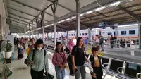 Para penumpang kereta api turun di stasiun tujuan di wilayah Daop 9 Jember (Istimewa)