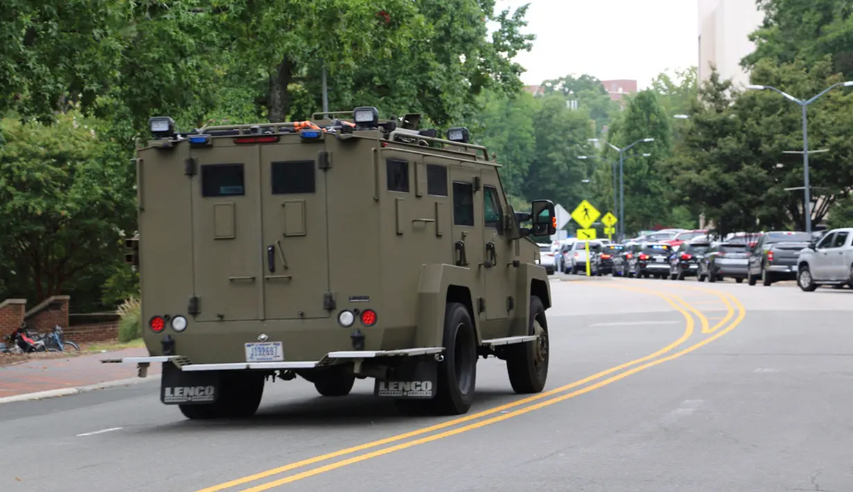 Seorang tersangka ditahan setelah penembakan di North Carolina University pada Senin sore waktu setempat. Insiden ini menyebabkan seorang anggota fakultas tewas dan mendorong mahasiswa dan lainnya untuk berlindung selama berjam-jam saat polisi mencari pria bersenjata tersebut. (AP Photo/Hannah Schoenbaum)