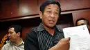 Ketua Komite Normalisasi PSSI Agum Gumelar menunjukkan surat yang dibuatnya untuk FIFA usai memberikan keterangan kepada wartawan di Kantor PSSI, Jakarta, 28 Mei 2011. (Antara)