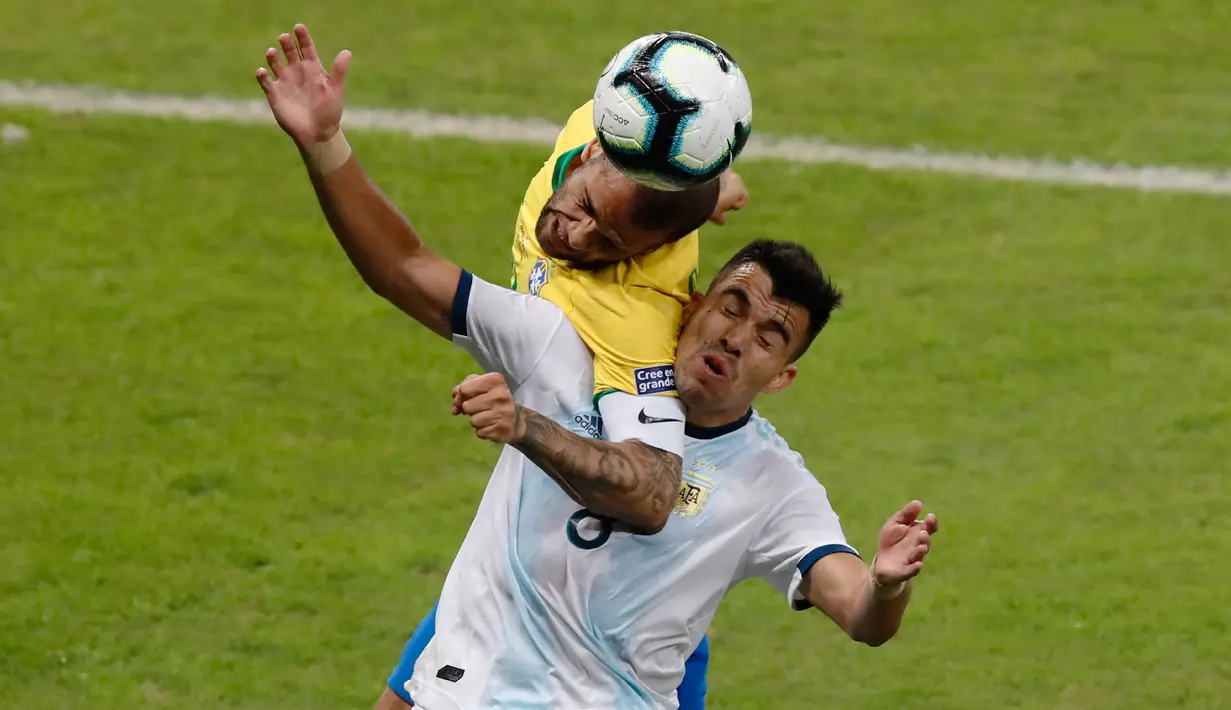 Pemain Argentina Marcos Acuna dilanggar oleh pemain Brazil Dani Alves saat bertanding dalam semifinal Copa America 2019 di Stadion Mineirao, Belo Horizonte, Brasil, Selasa (2/7/2019). Brasil lolos ke final Copa America 2019 setelah menghajar Argentina 2-0. (AP Photo/Nelson Antoine)