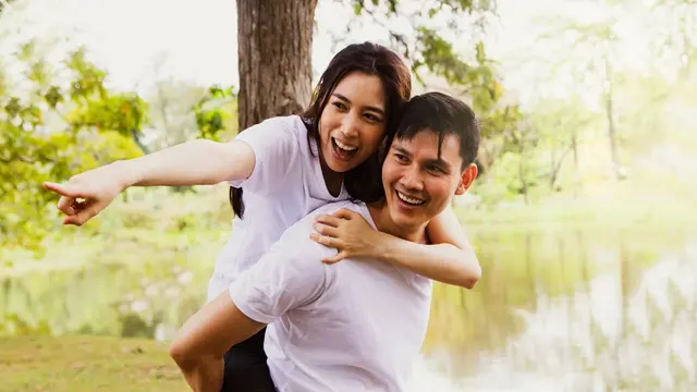 couple romantis bahagia