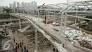 Pekerja menggarap proyek pembangunan jembatan penyeberangan orang (JPO) di Stasiun Tanah Abang, Jakarta, Jumat (30/9). (Liputan6.com/Gempur M Surya)