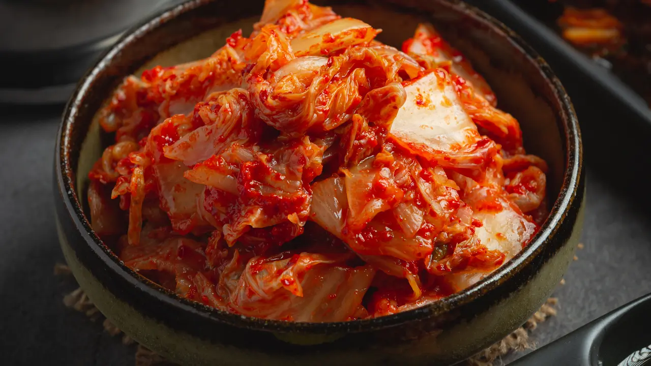 Jenis-Jenis Makanan Fermentasi yang Baik untuk Kesehatan Usus (Ilustrasi kimchi/copyright freepik.com/jcomp)