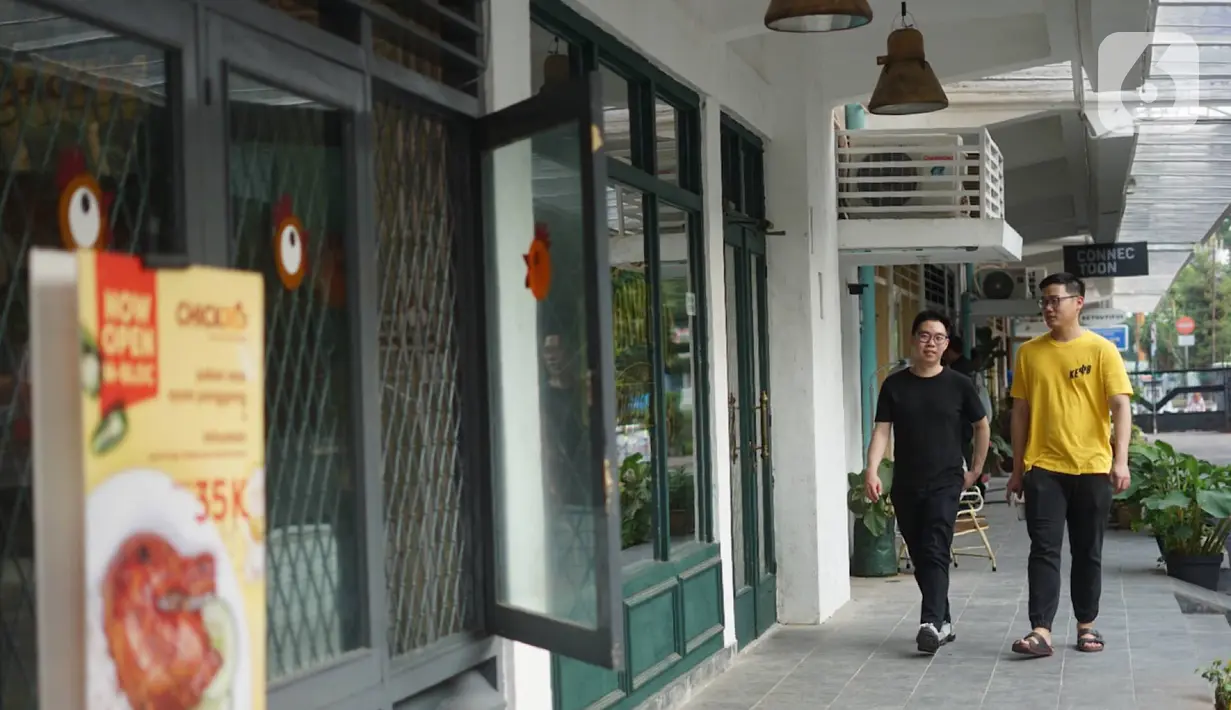 Pengunjung beraktivitas di sekitar kawasan M Bloc Space, Blok M, Jakarta, Senin (14/10/2019). Ruang kreatif baru tersebut lahir dari rumah dinas Peruri yang sempat terabaikan selama puluhan tahun. (Liputan6.com/Immanuel Antonius)