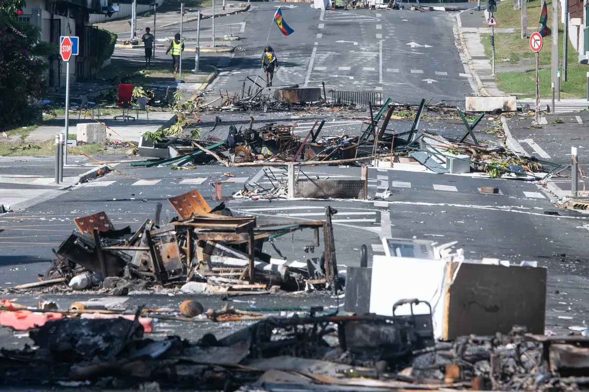 Rusuh Kaledonia Baru, Puing dan Sisa Barang Terbakar Blokir Jalan di distrik Magenta Noumea