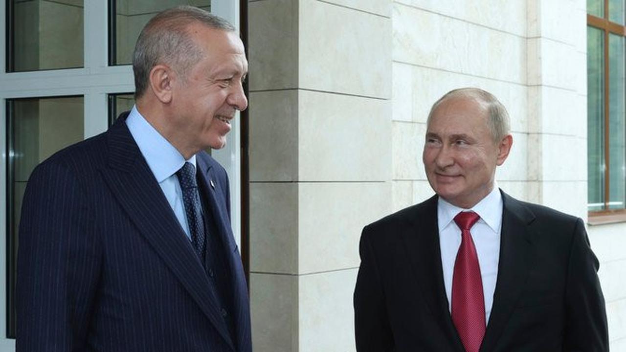 Presiden Rusia Vladimir Putin, kanan, dan Presiden Turki Recep Tayyip Erdogan bertemu di kediaman Bocharov Ruchei di resor Laut Hitam Sochi, Rusia, 29 September 2021. (AP)