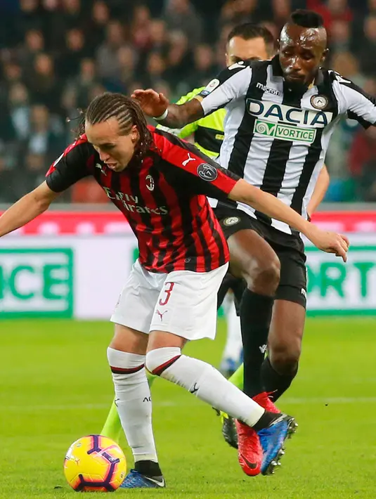 Gelandang AC Milan, Diego Laxalt menggiring bola dari kawalan Pemain Udinese, Seko Fofana saat bertanding di Liga Italia di stadion Friuli Dacia Arena, Italia (4/11). Milan menang tipis atas Udinese 1-0. (AP Photo/Sefano Lancia)