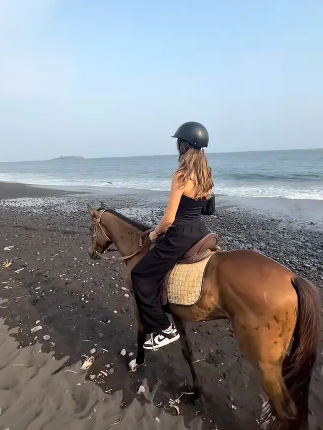Luna Bijl Kekasih Marteen Paes saat Liburan di Bali. [@lunabijl]