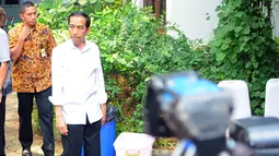 Jokowi yang tiba di lokasi pukul 13.15 WIB, tampak mengenakan kemeja putih dan celana hitam, Jakarta, (5/10/14). (Liputan6.com/Faisal R Syam)