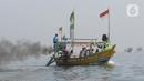Pelarungan sesajen ini merupakan tradisi pesta nelayan tradisional pesisir Muara Angke, Kecamatan Penjaringan Jakarta Utara. (merdeka.com/Imam Buhori)