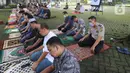 Umat muslim dengan mengenakan masker melaksanakan salat Jumat di Masjid Raya Cinere, Depok, Jawa Barat, Jumat (20/3/2020). Masjid Raya Cinere tetap menggelar salat Jumat di tengah penyebaran virus corona Covid-19, meski begitu jemaah diimbau tetap menjaga kesehatan. (merdeka.com/Arie Basuki)