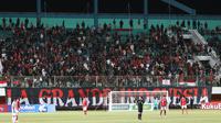 Aksi La Grande Indonesia jelang kick off laga Timnas Indonesia U-16 melawan Vietnam di Piala AFF U-16 2022 di Stadion Maguwoharjo, Sleman, DIY pada Sabtu (6/8/2022) (Bola.com/Hery Kurniawan)