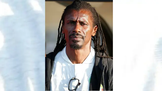 Berbeda dengan pelatih lainnya yang terlihat rapi dengan potongan rambut cepak dan klimis, Cisse justru tampil nyentrik.