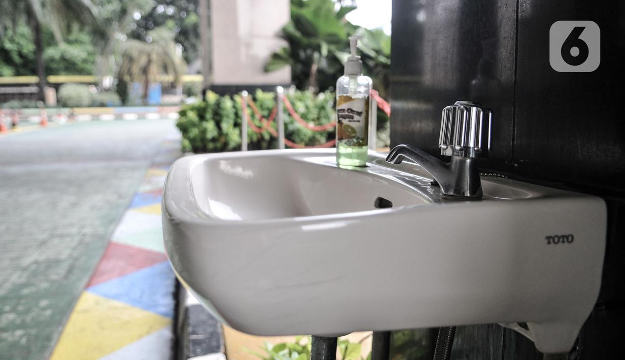 Wastafel untuk mencuci tangan terpasang di Kantor Wali Kota Jakarta Selatan, Jakarta, Kamis (17/9/2020). Kantor Wali Kota Jakarta Selatan ditutup sementara mulai hari ini hingga dibuka kembali pada 21 September setelah tujuh ASN ditemukan positif terpapar Covid-19. (merdeka.com/Iqbal S. Nugroho)