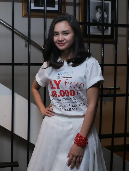 Apalagi bukan pertama kali keduanya beradu akting, pun dalam film ILY From 38.000 FT. Saking kuatnya chemistry mereka, Michelle mengaku terbawa suasana ketika melakoni akting bersama Rizky Nazar. (Andy Masela/Bintang.com)