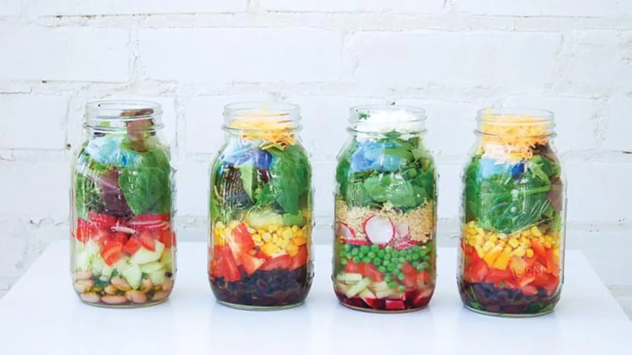 4 Langkah Praktis Menata Salad dalam Mason Jar
