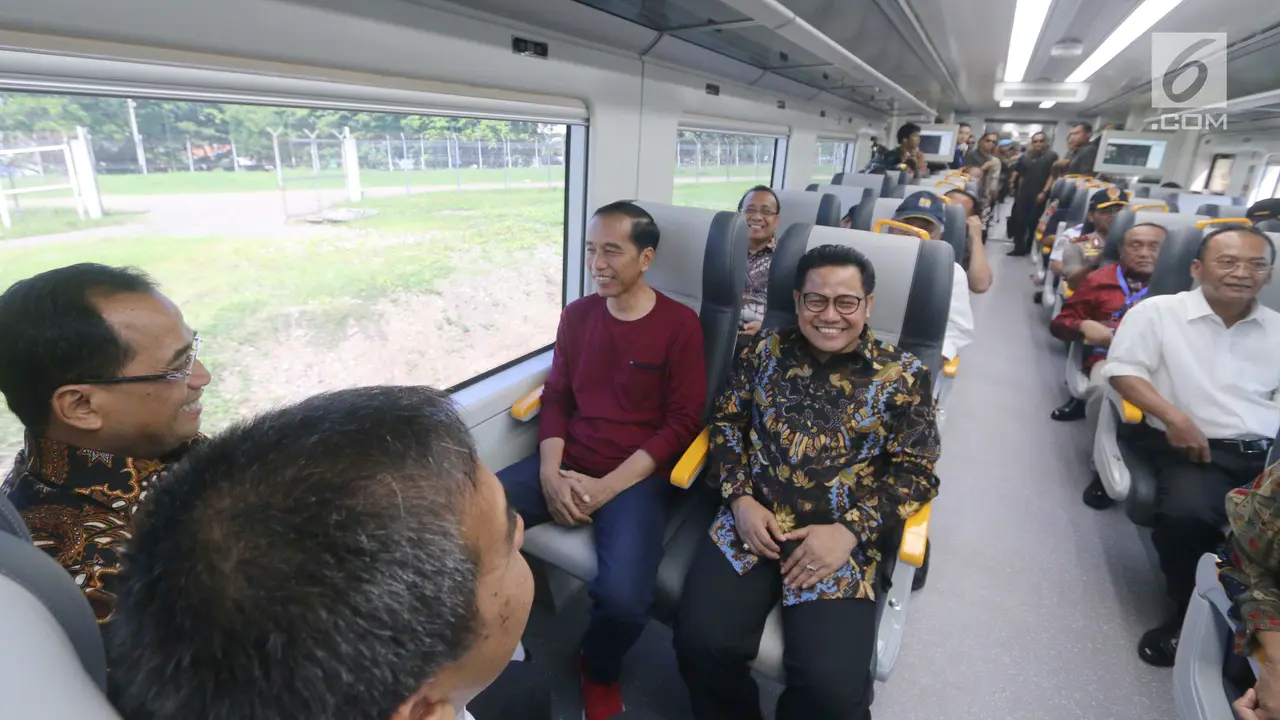Kenakan Kaus Oblong, ini Gaya Santai Jokowi saat Jajal Kereta Bandara
