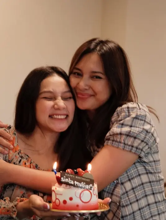 Indah Permatasari baru saja merayakan ulang tahun sang adik, Sinta dengan kejutan kue ulang tahun. Terungkap wajah sang adik pun begitu mirip dengan Indah. [@indahpermatas]