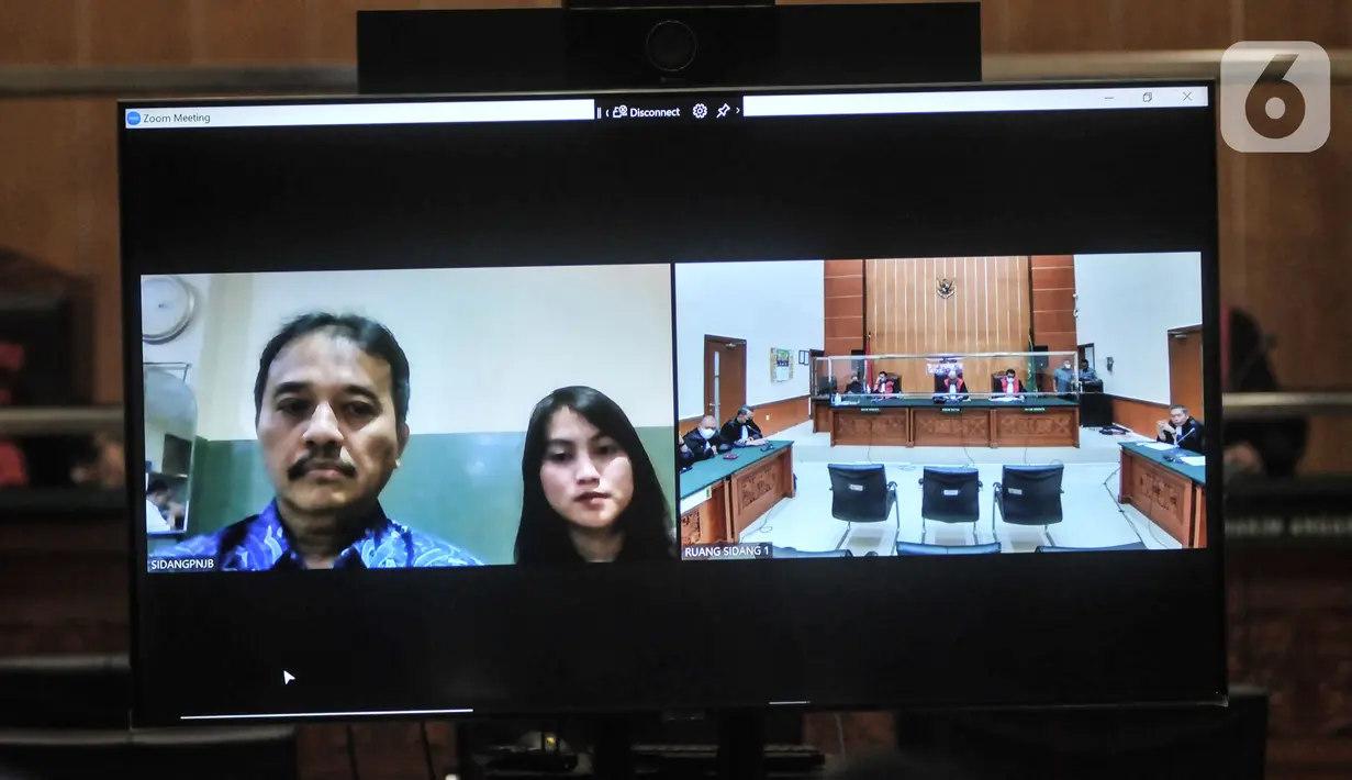 Terdakwa Roy Suryo menghadiri secara virtual saat sidang putusan kasus Meme Stupa Borobudur di Pengadilan Negeri (PN) Jakarta Barat, Rabu (28/12/2022). Mantan Menpora Roy Suryo divonis 9 bulan penjara dalam kasus meme stupa Borobudur. Roy dinyatakan bersalah telah menyebarkan informasi yang bertujuan menyebarkan rasa kebencian atau permusuhan individu berdasarkan suku, ras, agama, dan antargolongan (SARA). (merdeka.com/Iqbal S. Nugroho)